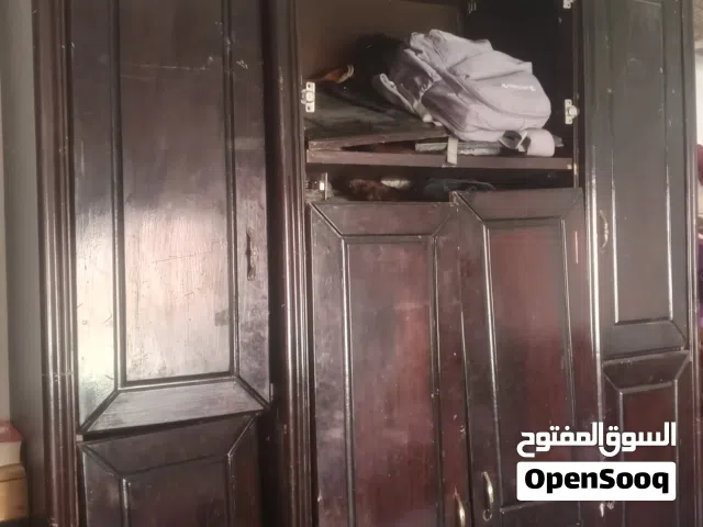 خزانة تفصيل خشب لاتيه و على دهانها