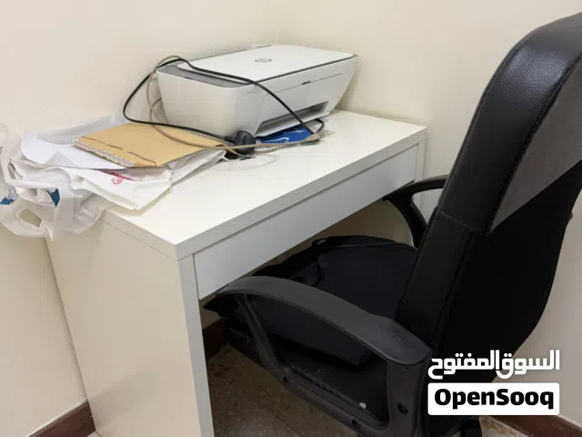 مكتب مع الكرسي