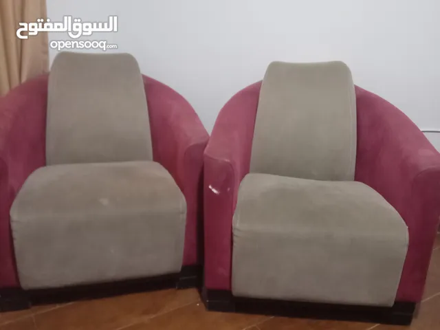كنب عدد 2 بحاجة لتنظيف للبيع