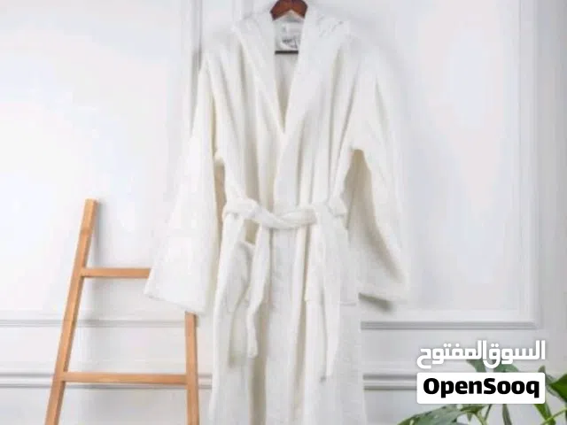 يوجد لدي ملابس وارواب ومناشف