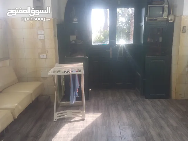 مطلوب حلاق للعمل في صالون حلاقه