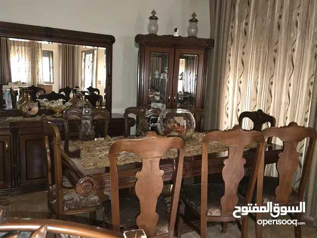 طاوله سفره مع فضيه ودونسوار بحاله ممتاز