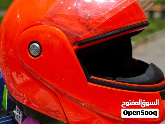 خوذة دراجات نارية مستعملة بحالة جيدة مع حماية إضافية للسلامة