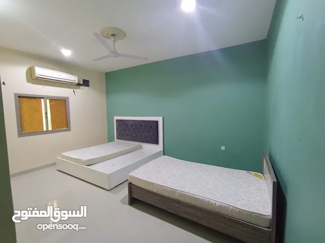 للإيجار شقة مميزه كبيره في الجنبيه مع المكيفات وقريبة من الخدمات