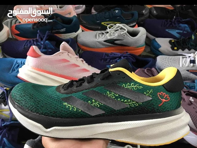 أحدية رياضية للبيع التوصيل متوفر