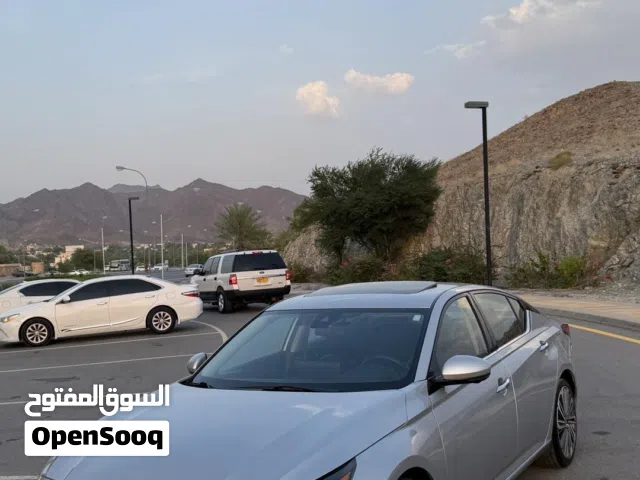 نيسان التيما 2023 SL فضي - صالون سيدان مع مواصفات أمريكية وميزات حديثة