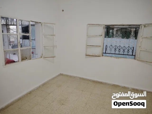 بيت قديم مستقل مع حوش للايجار / الحي الغربي [ يطبق التأجير الآمن ]