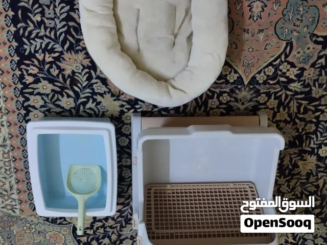 للبيع مجموعه مستلزمات قطط نظيفه وشبه جديدة