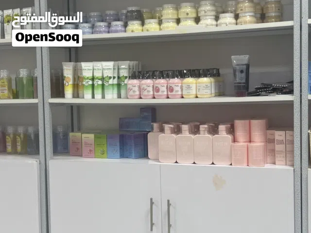 ارفف بوتيك للبيع مستخدم فترة بسيطة جدا