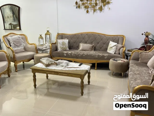 كنب ل 8 اشخاص مع طاولتين.  بيج اللون.