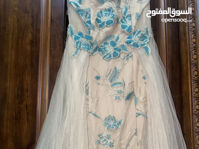 فستان باربي من قدام سمكه وعليه طبقات نفش وشاحط نفاش منو وفيه