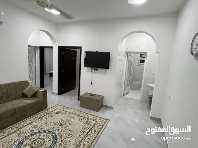 شقة واسعة مميزةجديدة في صلالة يوجدغرفتين وصاله ومطبخ ودورتين مياه وغرفة وصاله ومطبخ ودورة مياه  مياه