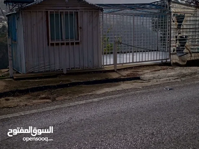 كافي للاجار طريق العام كفرحيم بعقلين مجهزة كاملا طاولات و كراسي