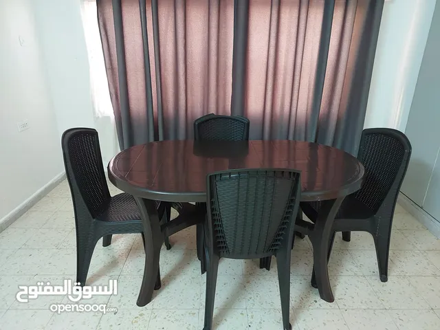 طاولة مع كراسي للبيع بداعي السفر