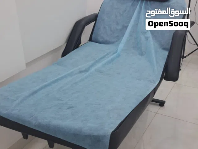 كرسي صالون مع مرايا وارفف