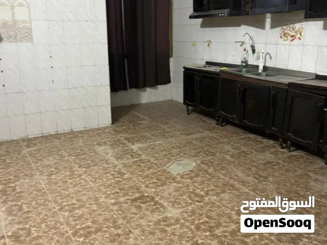 شقة خدمية للإيجار بدون اثاث منطقة حي الاندلس شارع مقابل مركز الشرطة R2340