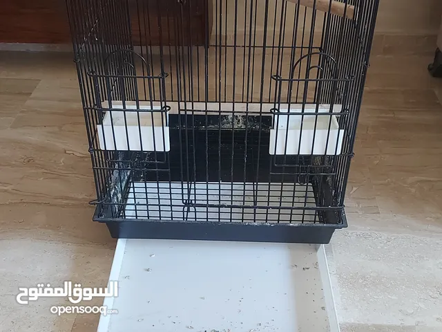 قفص طيور معدن ايطالي حجم كبير لون اسود ارتفاع 68سم عرض 46سم مع صحنين ودرج سفلي متحرك ومسكتين معدن