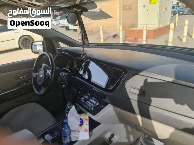 2016 كيا كرنفال Standard