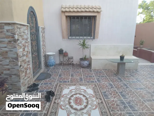 منزل طابقين مساحة 550في بئر الاسطى ميلاد مقسم غوط الديس مول2 من المالك.