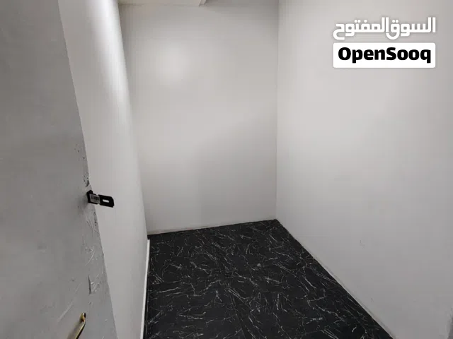 بارتيشن الشعب البحري غرف ومشاركه سكن  بجانب جراند هايبر وقريبه من محطه الباص