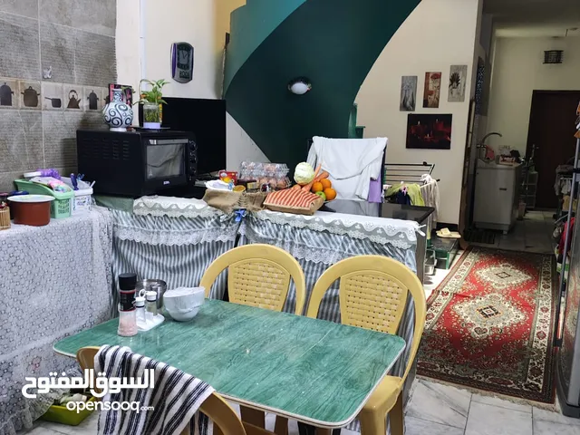 منزل على شارع تجاري
