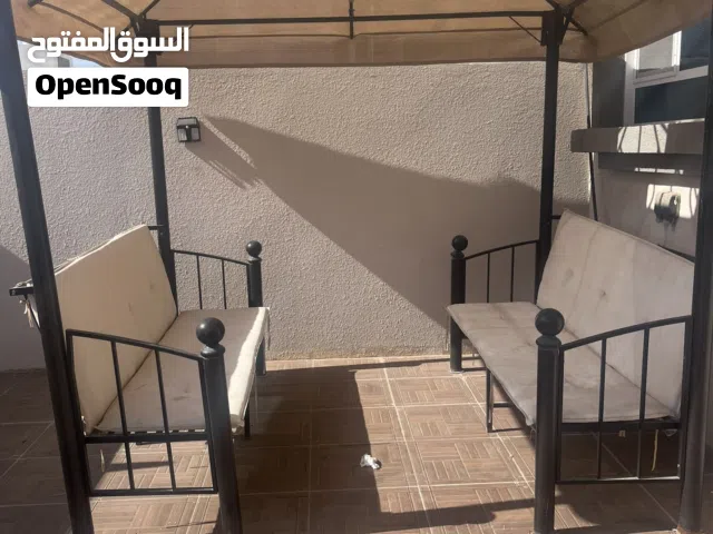 جلسه من دانوب هوم مع كراسي