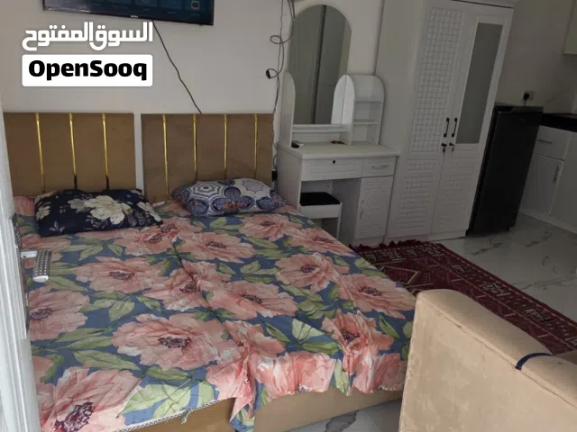 غرفة وحمام ومطبخ في الخوير  شامل الكهرباء والماء وانترنت ومفروشة