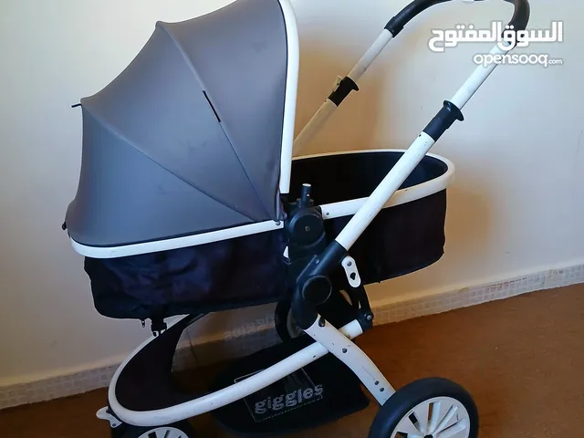 عرباية أطفال ماركة جيجلز Giggles أوروبية أصليه  بحالة الجديد فيها وضعية النوم سهلة الضب والتنقل