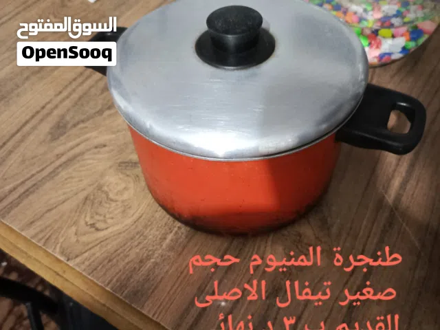 ادوات مطبخ ومتفرقات بحالة ممتازة جدا  الزرقاء