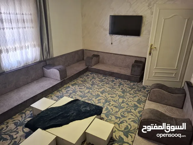غرفه قعده شبه جديده للبيع مساند وسجاد وفرش وركايات