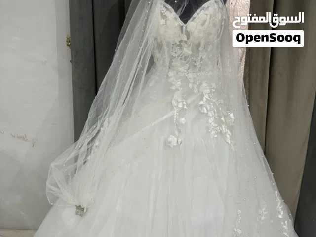 فستان زواج ابيض ناصع مع الطرحه