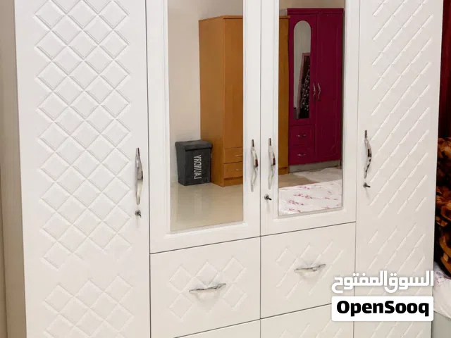 خزانة ملابس اربع ابواب مع مرايا / شبه جديدة