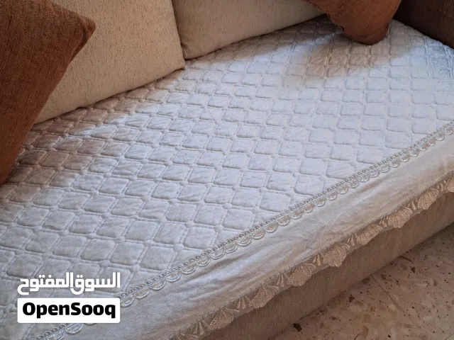 كفر كنب لون بيج أوف وايت  7 مقاعد شبه جديد  الكفر للقاعد فقط