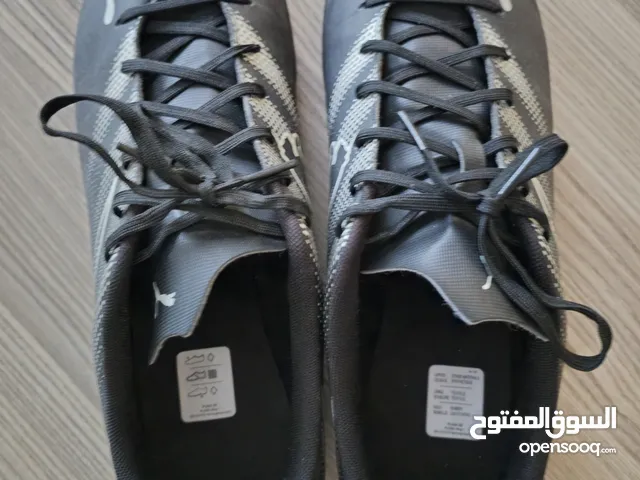 حذاء رياضي كرة قدم جزمة رياضية من شركة بوما لون أسود مقاس 46