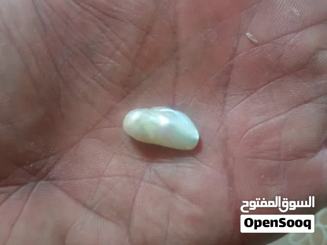 لؤلؤة طبيعية مضمونه وجدت في موقع اثريه الوزن جرام ونص للبيع مشتري الجاد يتواصل معي واتس