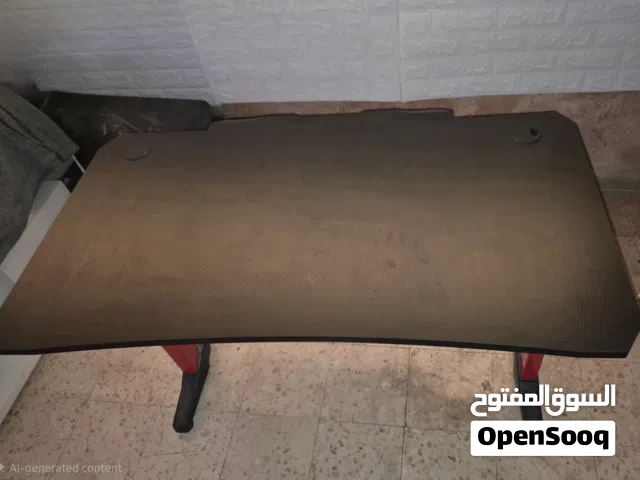 طاولة Fantech كاربون فايبر مستخدمه عرض 110 عمق 60 طول 75 في مكان للاسلاك و مكان للسماعات ومكان للكوب