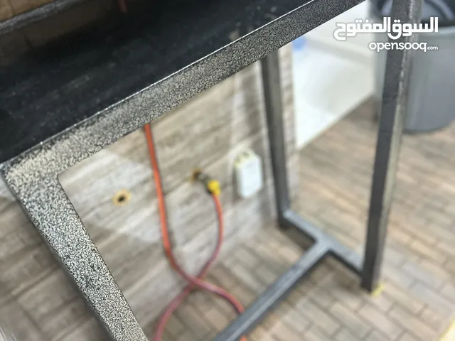 طاوله تفصيل حديد قوي جدا جدا وزجاجه ثقيله تستخدم لأغراض كثيره منها للمطبخ او طباخه او لثلاجه الماي
