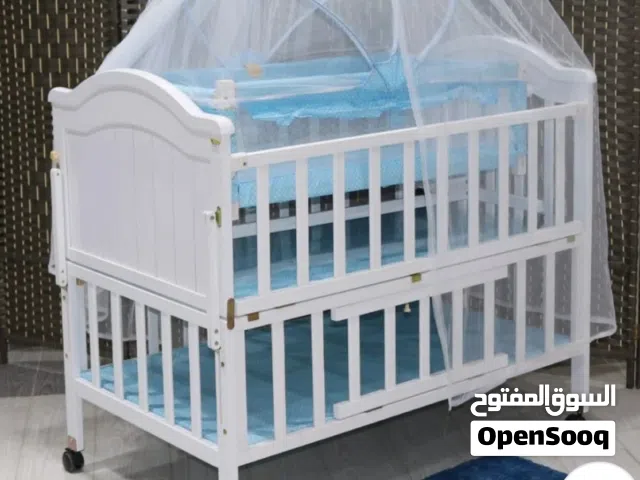 سرير اطفال لحديثى الولادة بحالة ممتازة wooden baby bed
