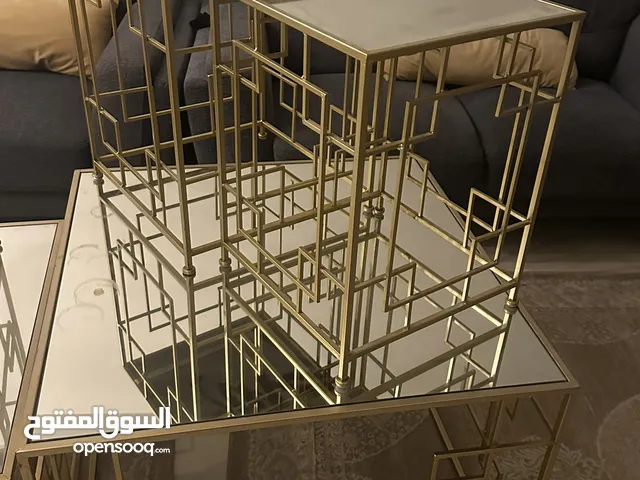 طاولات بحالة جيدة خمس قطع