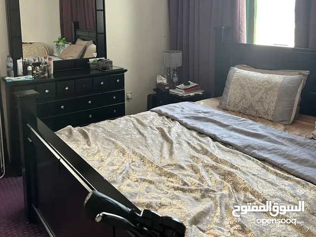 للبيع - طقم غرفة نوم خشب متين طبيعي (تخت + فرشة + تسريحة + كومودينتين)