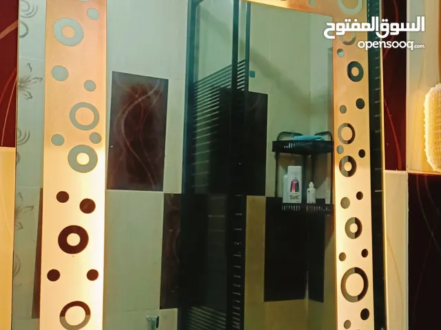 مرايا مع اضاءة استعمال خفيف جدا للبيع بسعر مميز للواحدة فقط بعشرة دنانير