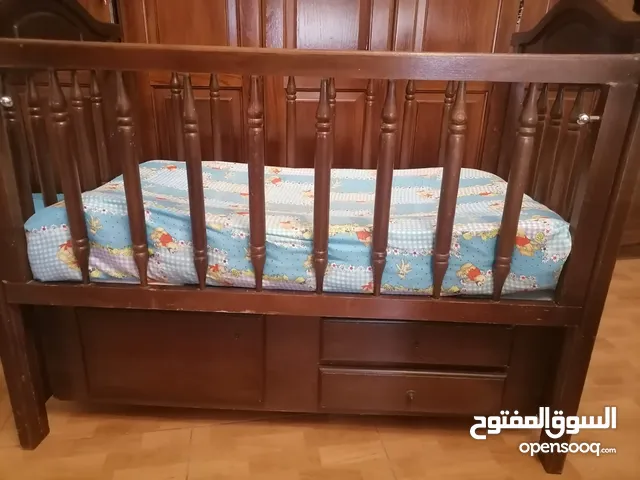 تخت اطفال خشب بني اللون مع الفرشة