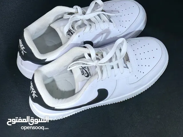 NIKE AIRFORCE 1 BLACK AND WHITE, REALLY GOOD CONDITION AND BARELY WORN