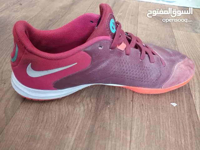 بوت كرة للبيع بسعر 20 دينار