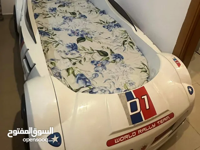 سرير اطفال علي شكل سيارة