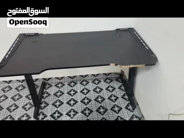 ميز كيمنك نظيف مثل ما موضح بالصوره وبالفيديو السعر بلاش لان المستعجل على بيعته ومحتاج أي خلل مابي