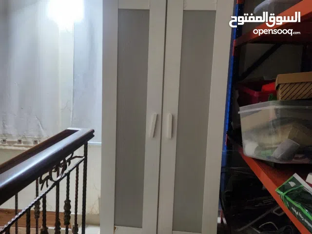 بيعه سريعه خزانه ملابس لستيكر شوي فيه تلف فقط بسعر 7 دينار