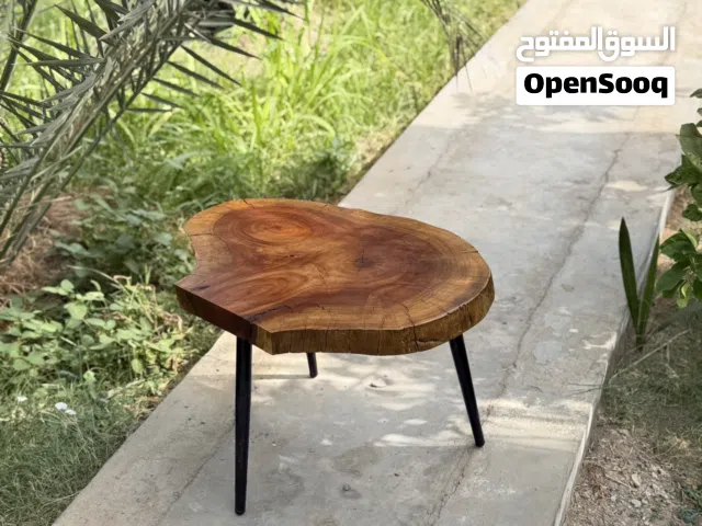طاولة مصنوعة بكل إتقان من خشب النيم