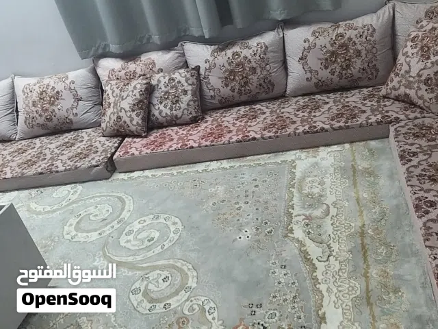 للبيع جلسه مجلس كنبات + جلسه عربيه الأثاث نظيف ماشي مخترب للبيع سبب البيع لتغيير..