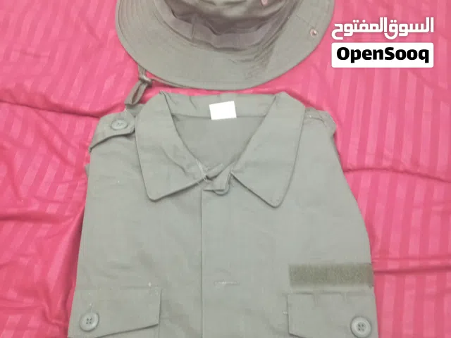 بدلة شغل اجديد معه غطاء رأس اسفنزه للبيع بي 120كاملة من لاخير